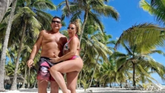 UVEK SE OGREBEM ZA DOBAR POKLON Pevačica je u braku godinama, a darove dobija i od drugog muškarca