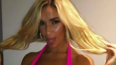 NAJIZAZOVNIJA ODBOJKAŠICA NA SVETU OTIŠLA KORAK DALJE! Skinula se samo u gaćice i pozirala na konju! (FOTO)