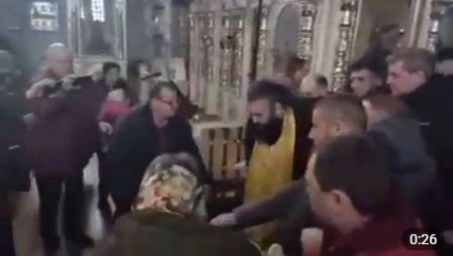 SNIMAK NAPADA NA PRAVOSLAVNOG SVEŠTENIKA Ukrajinski militanti odveli ga u nepoznatom pravcu (VIDEO)