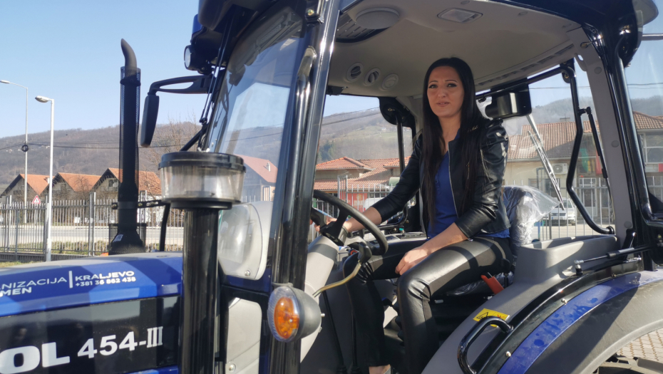 IVANA VOZI TRAKTOR KAO MUŠKARAC Ivanjički kraj je ponosan na ženu koja se ne libi najtežih poslova u malinjaku i njivi (FOTO)