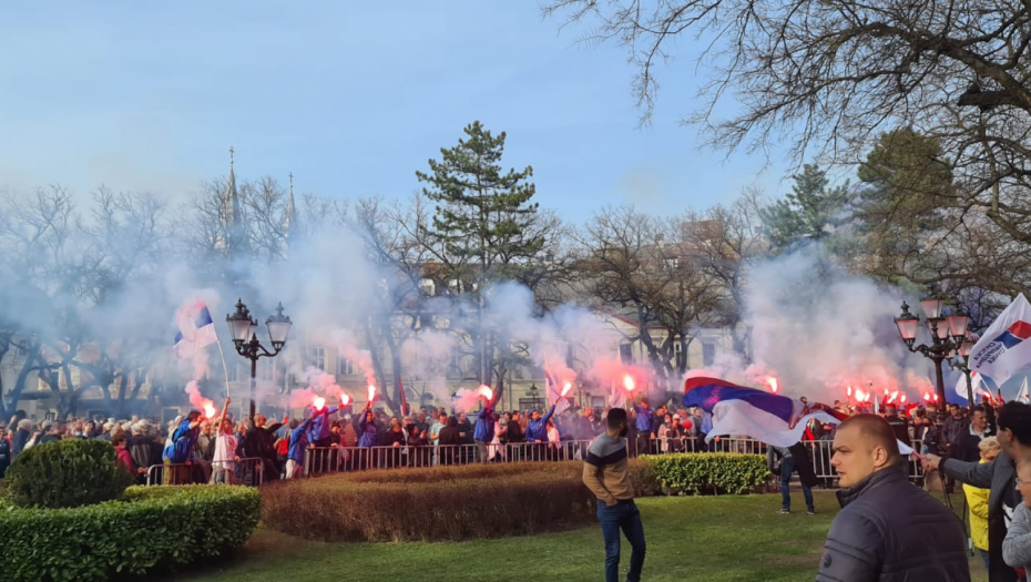 SPEKTAKULARNA BAKLJADA U SUBOTICI Fantastičan ambijent nakon mitinga u čast predsednika Vučića! (VIDEO)