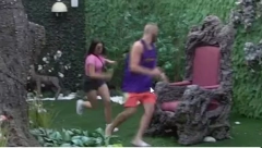 PRILAGODIO SE NJENIM GODINAMA?! Mensur podetinjio zajedno sa Milicom, cimeri šokirani takvim ponašanjem!