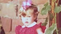 DA LI JE PREPOZNAJETE? Ova preslatka devojčica danas je jedna od naših najtraženijih pevačica!