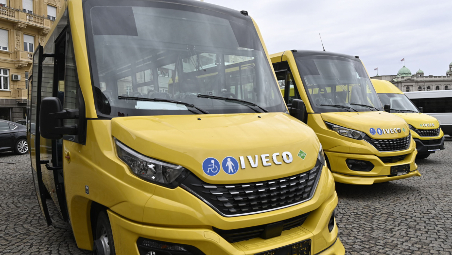 Goran Vesić prisustvuje promociji novih vozila GSP za školsku decu i za osobe sa invaliditetom (FOTO/VIDEO)