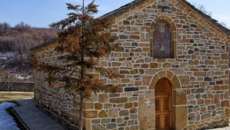 OVAJ MANASTIR ČUVA NADU U OPSTANAK SRBA NA KOSOVU! I Albanci ovde traže molitvu i isceljenje, pa daju neobične poklone (VIDEO)