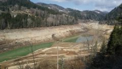 GOLE STENE I ŽIVO BLATO,SABLASNE SLIKE PONOVO STIŽU SA ZAOVINSKOG JEZERA:  Meštani strahuju od obrušavanja zemlje, to bi moglo da prouzrokuje poplavni talas i pokretanje klizišta (FOTO)
