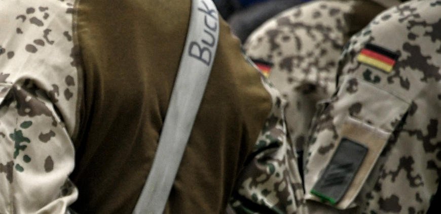 NEMAČKI VOJNICI DOBILI UNIFORMU VELIČINE "S S" Ministarka odbrane odmah izdala naređenje: Seci!
