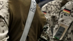 NEMAČKI VOJNICI DOBILI UNIFORMU VELIČINE "S S" Ministarka odbrane odmah izdala naređenje: Seci!