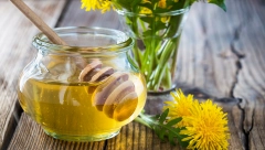 NAPRAVITE SAMI MASKU ZA MASNU KOŽU I UKLANJANJE NEČISTOĆA Svega tri sastojka iz kuhinje deli vas do blistavog lica