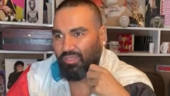 AZIS ŠOKIRAO SVE POTEZOM Tokom nastupa zavlačio ruke u gaće, a onda krenuo da se pipa po intimi, PUBLIKA ZANEMELA (FOTO)