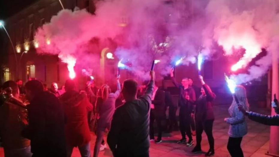 VESELO U ČAČKU Pristalice SNS uz baklje i kolo proslavili ubedljivu pobedu Aleksandra Vučića
