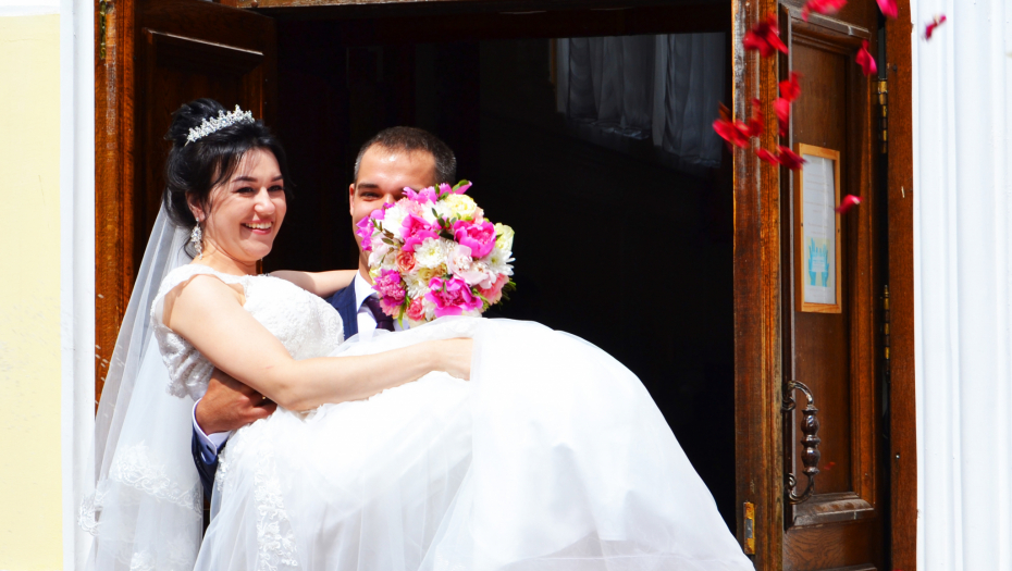 ZNATE LI ZAŠTO MLADOŽENJA NOSI MLADU PREKO PRAGA? Verovanje čije je značenje jako i danas, ko nije poštovao običaj, terao ga je maler