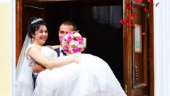 ZNATE LI ZAŠTO MLADOŽENJA NOSI MLADU PREKO PRAGA? Verovanje čije je značenje jako i danas, ko nije poštovao običaj, terao ga je maler