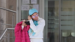 POLICIJA NE ZNA ŠTA ĆE SA NJIM! Snežana Dakić otkrila nove detalje o napadaču koji je gađao kamenom u glavu!