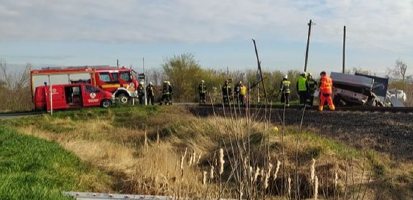 VOZ SMRSKAO AUTO Rampa bila podignuta kod Sremske Mitrovice