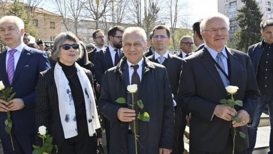 SLIKA KOJA JE OBIŠLA SVET Rus i Amerikanac nasmejani jedan pored drugog, samo u Beogradu!