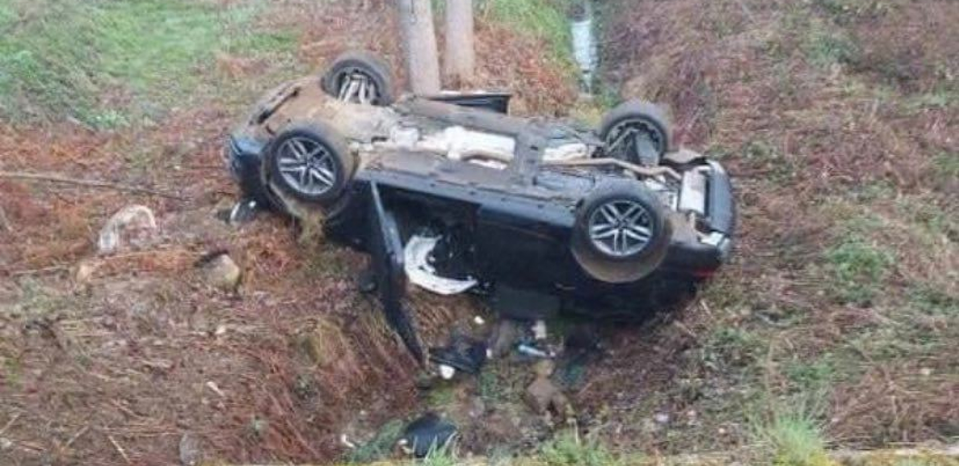 PRVA FOTOGRAFIJA SA MESTA NESREĆE KOD LJIGA Auto završio u kanalu na krovu, jedna osoba poginula (FOTO)