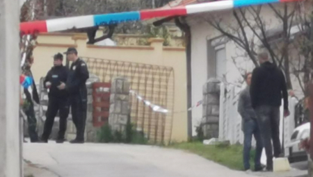 PRVE SLIKE S MESTA ZLOČINA U GORNJOJ TREPČI Telo muškarca pronađeno u kući s povredama na vratu! (FOTO)