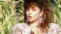 DA LI PREPOZNAJTE PEVAČICU SA FOTKE?! Poznata je kao srpska Šakira, a frizura joj je oduvek bila zaštitni znak! (FOTO)