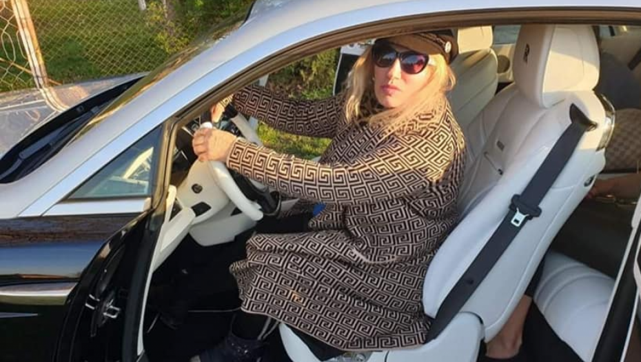 VIDIM ZAVIST I MNOGO ZLOBE! Nada Topčagić se hvalila tuđim automobilom, sada se sve saznalo, evo čiji je zapravo Rols Rojs!