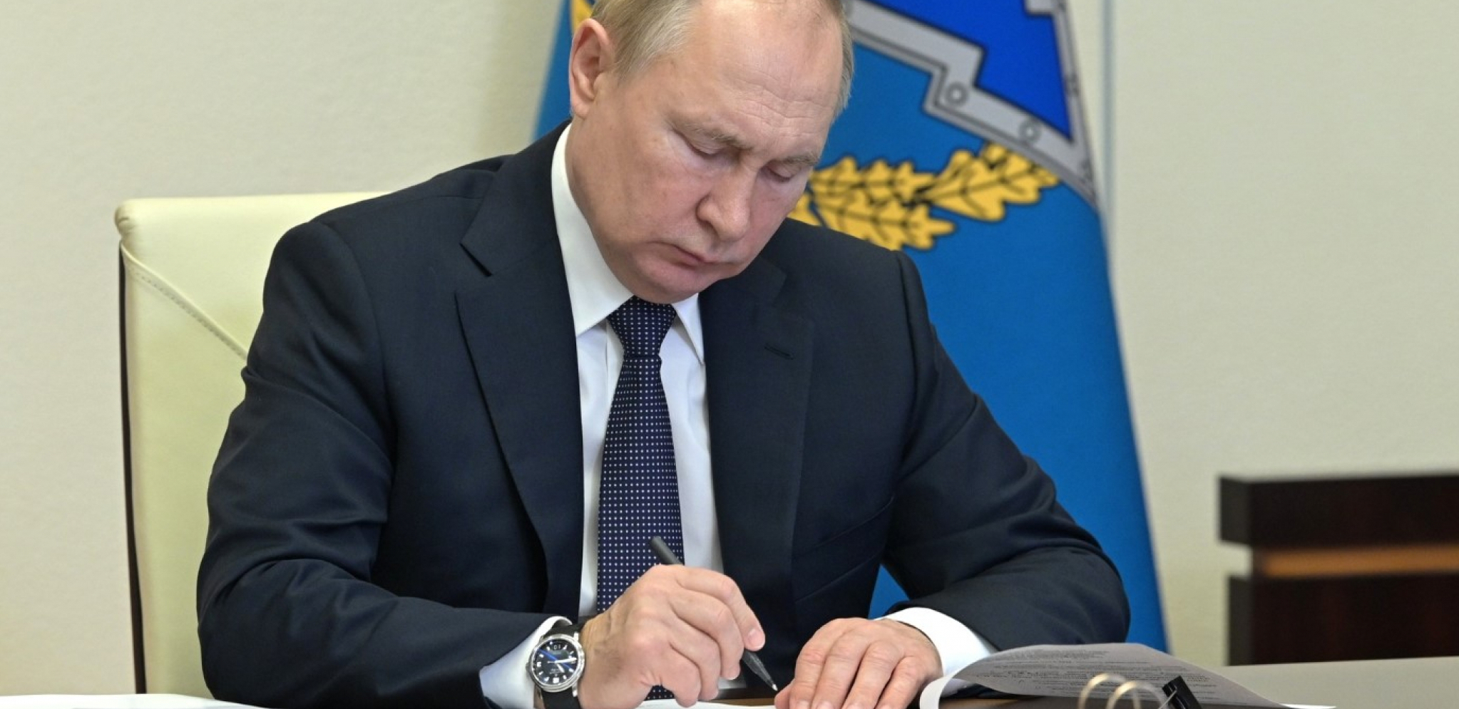 JEDAN DETALJ NA RUCI RUSKOG PREDSEDNIKA JE GLAVNA TEMA Putin poslednjih dana ne skida ovaj sat, kada mu vidite cenu zavrteće vam se u glavi! (FOTO)