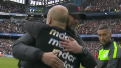 OVO SE ZOVE PRAVO RIVALSTVO! Gvardiola i Klop pokazali kako se poštuje protivnik, ovaj snimak je oduševio svet fudbala! (VIDEO)