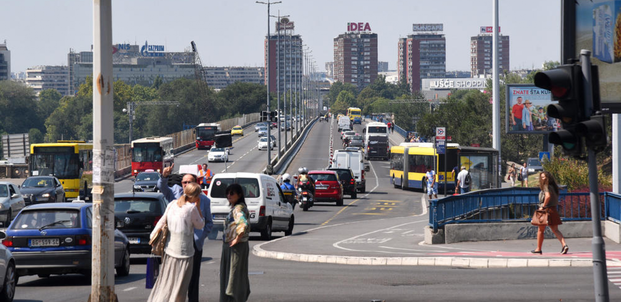 OČEVICI O POKUŠAJU SAMOUBISTVA NA BRANKOVOM MOSTU Devojka prišla ogradi, a potom je počela da vrišti i plače!