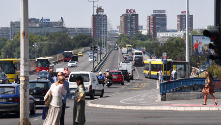 OČEVICI O POKUŠAJU SAMOUBISTVA NA BRANKOVOM MOSTU Devojka prišla ogradi, a potom je počela da vrišti i plače!