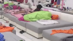 TRESE SE BELA KUĆA Mima i Gruja sve probleme rešavaju žestokom akcijom u punoj sobi (VIDEO)