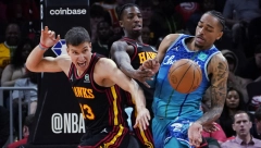 UŽASNE SCENE U NBA Bogdanovićev rival napravio skandal, izvadio gumu iz usta i pogodio devojčicu (VIDEO)