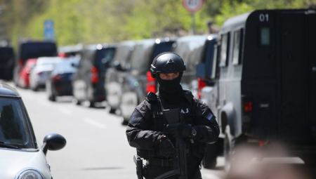 ZAPLENJEN PRAVI ARSENAL U BEOGRADU Pištolji, prigušivači, i to nije sve