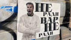 "DELIJE" ISPROZIVALE STANOJEVIĆA PRED DERBI U Beogradu osvanuli plakati sa likom trenera Partizana u ludačkoj košulji (FOTO)