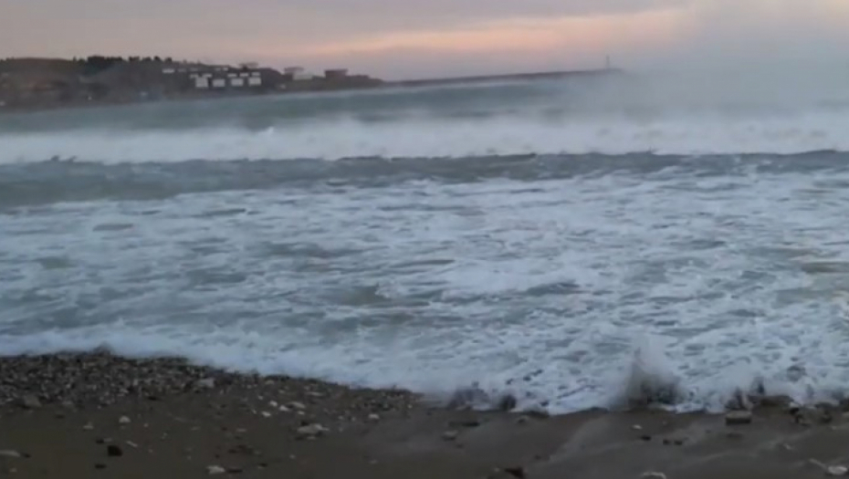 CRVENI METEOALARM ZBOG OLUJNE BURE Zbog nevremena zatvoren autoput, haos na hrvatskom primorju