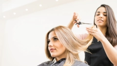 FRIZERI BI VAM ZA OVO UZELI PARE Genijalan trik s čašom vode i dve namirnice za sjajnu i zdravu kosu