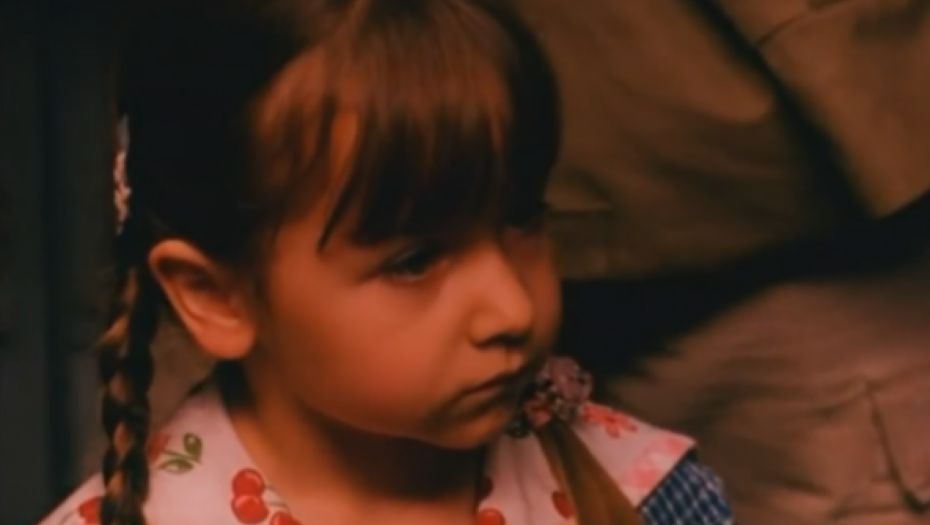 SVI JE PAMTE PO REČENICI "NEĆU DA TI KAŽEM ĆELAVI" Evo kako danas izgleda i šta radi devojčica iz filma "Mrtav 'ladan"