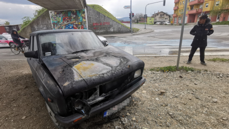 DRAMA U ČAČKU Zapalio se auto usred vožnje, prolaznici snimili buktinu (FOTO/VIDEO)