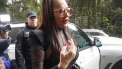 NIKAD IZAZOVNIJI DEKOLTE Ceca Ražnatović napravila pometnju u providnoj majici, a u ruci torba od nekoliko hiljada evra (FOTO)