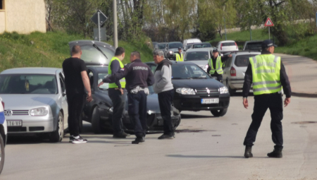LANČANI SUDAR U ČAČKU Tri vozila slupana, delovi automobila rasuti po putu (FOTO)