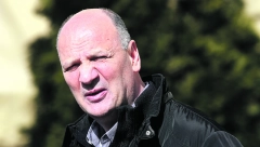 JEZIVO! ĐAVOLJI ADVOKAT SA NANOGICOM SEO U PUBLIKU Lazarević pravo na šetnju iskoristio da gleda Belivuka