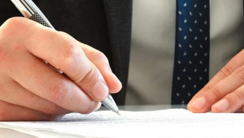 ZBOG ONOGA ŠTO ZAHTEVA OSEĆAM SE KAO ROBINJA Verenik traži od devojke da potpiše predbračni ugovor sa UŽASNOM STAVKOM