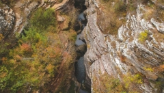 KOMBI ZBOG PREVELIKE BRZINE PAO U JARUGU U PAKISTANU POGINULE NAJMANJE 22 OSOBE Nastradalo devet članova jedne porodice