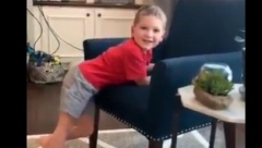 DEČAK (5) KAO MEDICINSKO ČUDO: Napravio svoje prve korake uprkos atrofiji mozga, snimak oduševio svet (VIDEO)