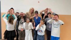 VELIKA PORODICA Srđan Chris uoči Uskrsa oslikao lica učesnika kreativne radionice (FOTO)