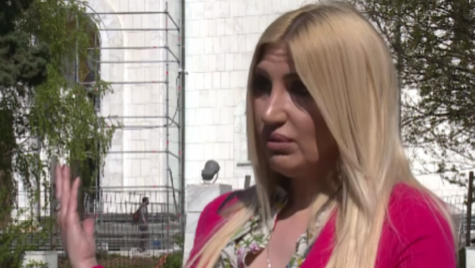 KUKU, ŠTA JOJ JE OVO NA GLAVI? Pevačica zgrozila javnost izdanjem, niko ne može da veruje da je ovakva izašla iz kuće!