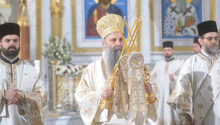 PATRIJARH PORFIRIJE SLUŽIO VASKRŠNJU LITURGIJU Hramu Svetog Save pun vernog naroda (FOTO/VIDEO)