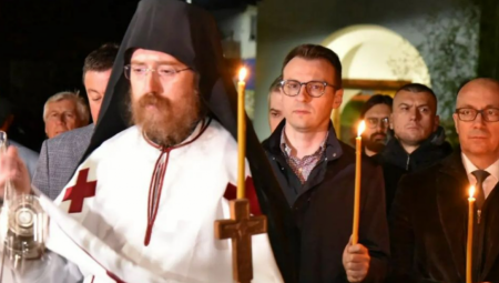 Petar Petković na ponoćnoj liturgiji u manastiru Banjska, Vaskršnje jutro provodi u selu Banje