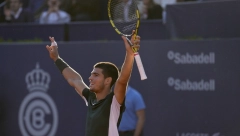 "NOVI NADAL" KAO DA JE NA BATERIJE Alkaraz odigrao dva meča u jednom danu i osvojio titulu u Barseloni