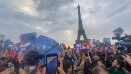 KAO DA JE PUKLA BOMBA KOD AJFELOVE KULE Ovako je narod regovao na vest o pobedi Makrona (VIDEO)