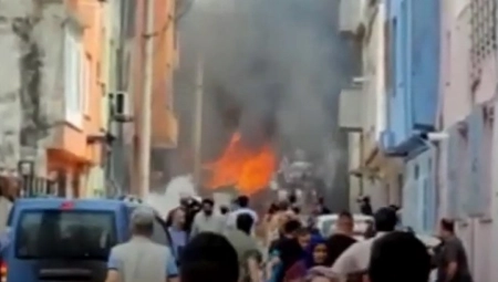 AVION SE SRUŠIO USRED GRADA U padu poginula dvojica, pogledajte stravične scene sa lica mesta u Turskoj (VIDEO)