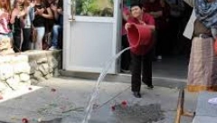 SRPSKI OBIČAJ ZA SREĆU Kad čujete šta znači kada za nekim prolijete vodu, uradićete i vi isto